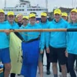 yarmouth gig holding the oar