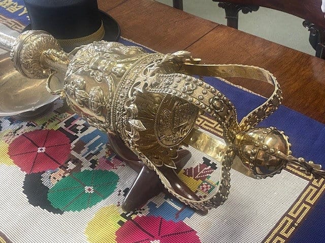 The crown on top of the mace