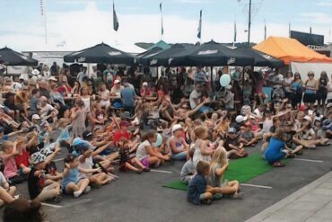 David Randini performing to children during Cowes Week
