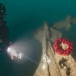 Ricardo Constantino laying wreath on tiller of HMS Tiger